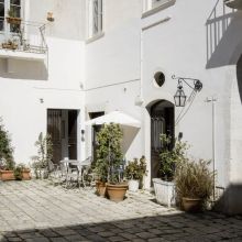 A historic residence with timeless charme The courtyard of the Bari airport Guesthouse