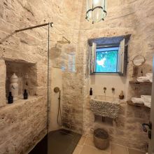 Charme Retreat Martina Franca, ensuite bathroom in the queen room