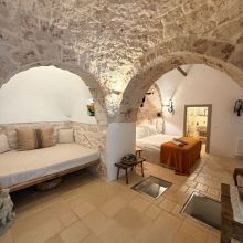 Charme Retreat Martina Franca, the two spaces of the queen room