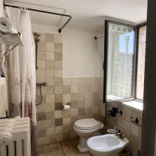 A bathroom, rural and original Cisternino Trulli-bathroom
