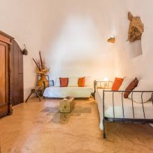 Natural stone and rustic décor in a Salento holiday apartment