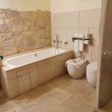 Relais Castel del Monte_family suite Masseria bath