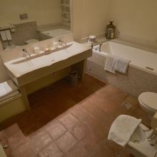 Relais Castel del Monte_family suite bath