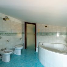 Sea apartment Tindari_attic bathroom