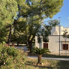 A garden to wander through, a quiet corner to call your own Green garden and outdoor relaxation spaces at a traditional Apulian country house