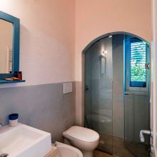 The Puglian bathroom of the 38 m2 1 bedroom apartment, easy, functional and traditional Otranto Alimini the bathroom of the 38 m2 1 bedroom apartment