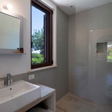The bathroom of the 45 m2 1 bedroom apartment, simple and traditional Otranto Alimini the bathroom of the 1 bedroom apartment 45 m2