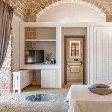 Deluxe room with local stone walls in Salento