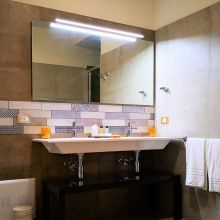 Sicilian Arab B&B_Deluxe room bath