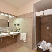 Sicilian Arab B&B_Deluxe room bath