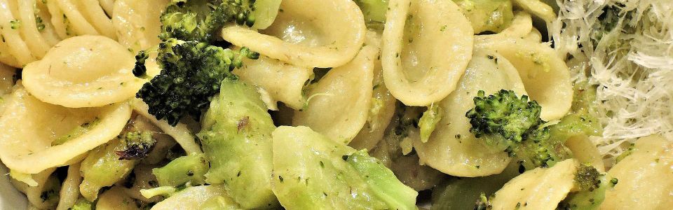 Orecchiette con cime di rapa_Eno-gastronomia Puglia_Food and wine Apulia_Essen und Weine Apulien