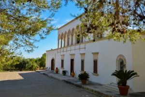 Where the timeless beauty of the Apulian countryside unfolds Traditional Apulian masseria surrounded by vineyards and Mediterranean countryside